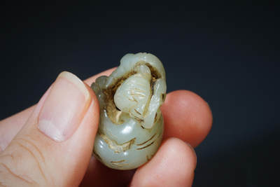 上海都达杂项专场102【全场包邮】  和田玉雕小童子摆件（顶部有磕碰）96-185