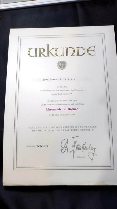 云宸嘉赏-勋臻佳藏四月精品甄选场次（低佣 一元一手） - 民主德国10 年无事故驾驶铜质荣誉勋章证书 授予伊雷妮・维策女士