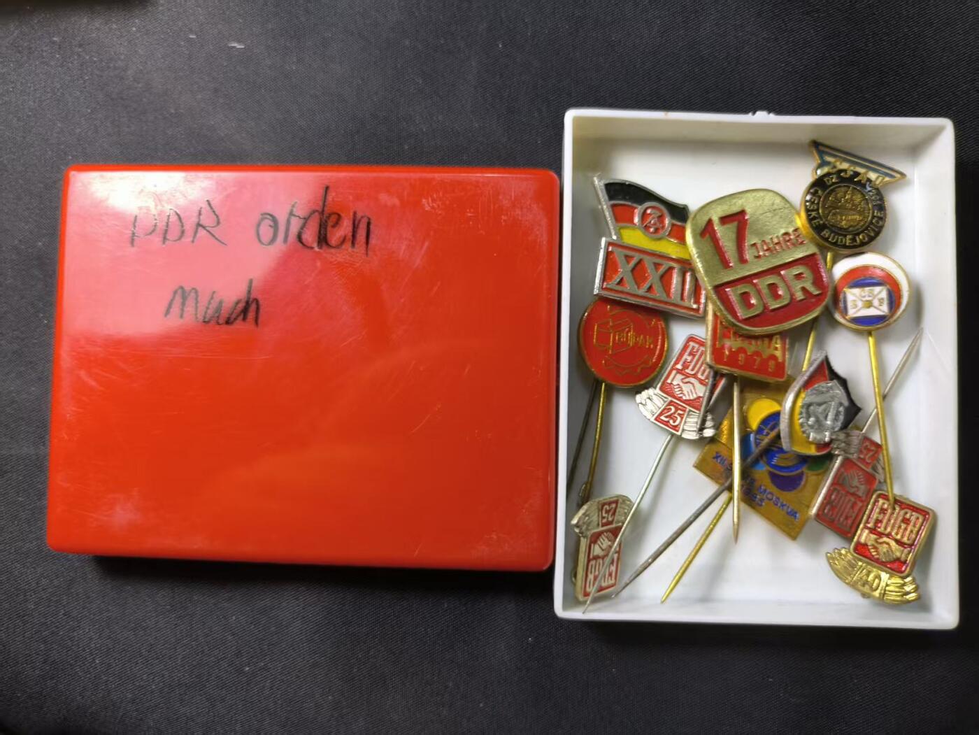 云宸嘉赏-勋臻佳藏四月精品甄选场次（低佣 一元一手） 民主德国精品证章、插针一组带盒 赠友佳品