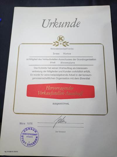 云宸嘉赏-勋臻佳藏四月精品甄选场次（低佣 一元一手） - 民主德国累斯顿消费合作社「优秀销售网点委员会」年荣誉证书 授予伊雷妮・维策女士