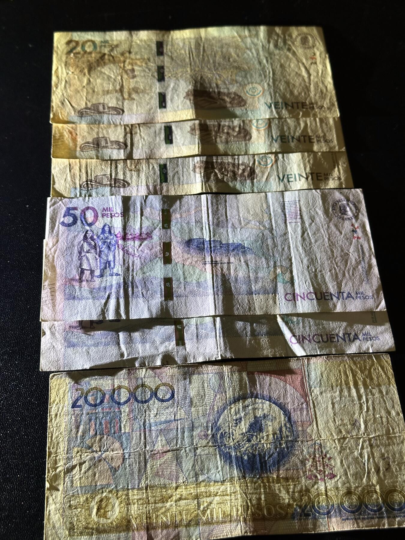 《外钞收藏家》第六百二十五期（精选场）（长期征集拍品、欢迎藏友们联系合作） 哥伦比亚2和5万比索 2个版本6张一起 非全新 品相如图