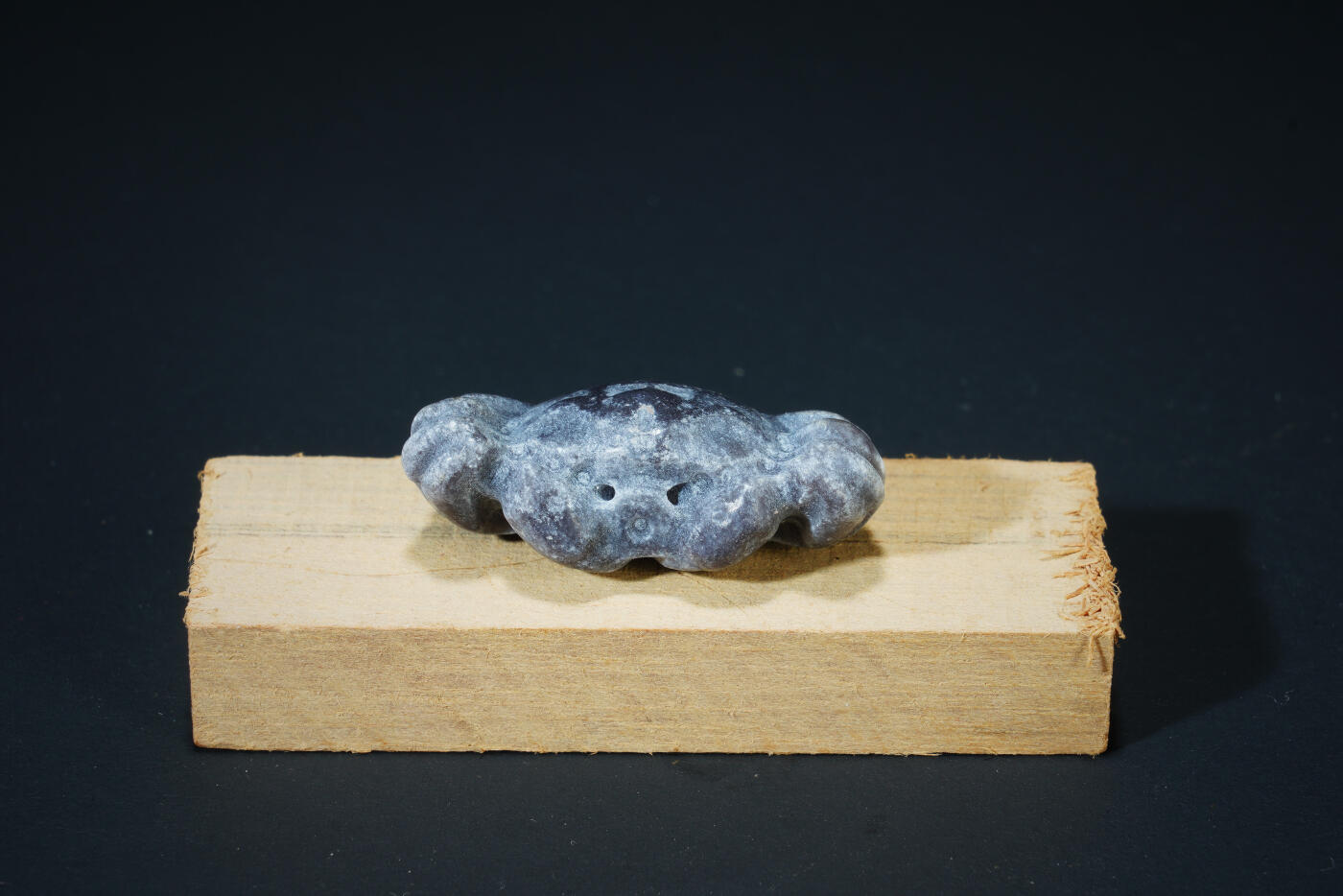 上海都达杂项专场六十九【全场包邮】 天然和田玉精雕《八方来财》小摆件 连座96-186