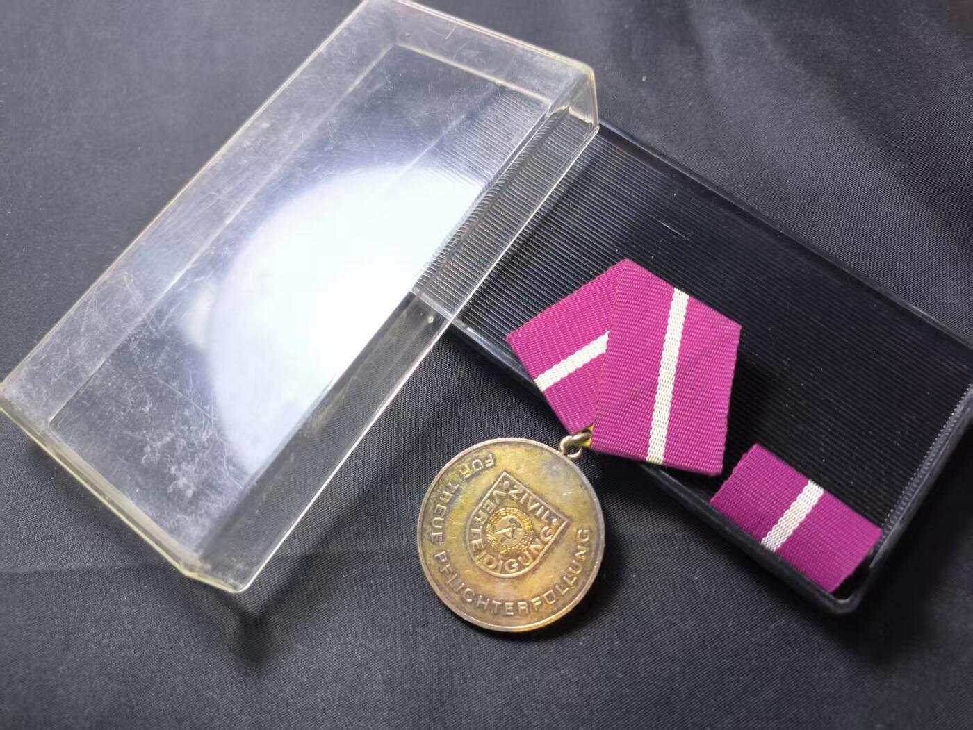 云宸嘉赏-勋臻佳藏四月精品甄选场次（低佣 一元一手） 民主德国民防银级忠诚服务奖章带盒略一套