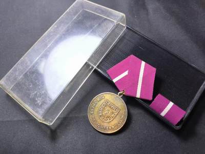 云宸嘉赏-勋臻佳藏四月精品甄选场次（低佣 一元一手） - 民主德国民防银级忠诚服务奖章带盒略一套