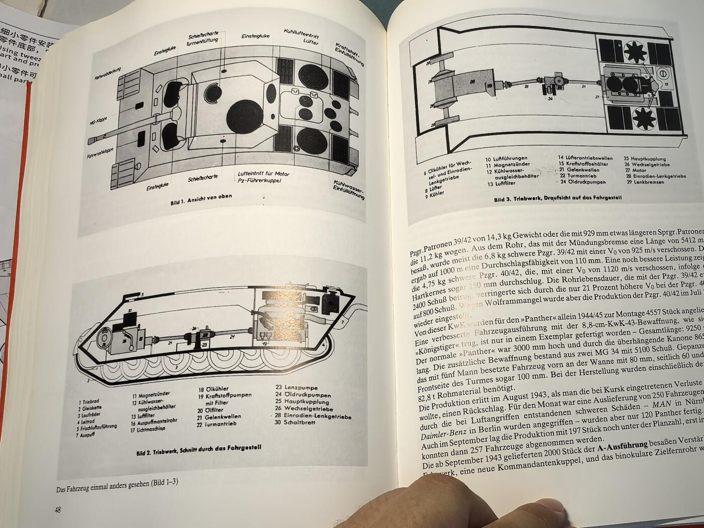 盛世勋华——号角文化勋章邮票专场拍卖第313期 德文军事历史文献  《二战德国陆军装备的秘密武器》 权威图鉴类书籍 详细记录了1933至1945年间德军列装的所有制式装备及绝密研发项目 厚达560页
