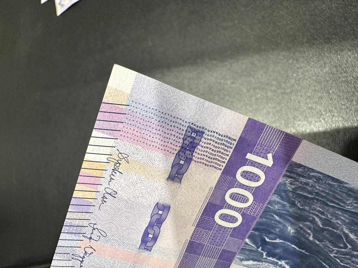 《外钞收藏家》第六百二十五期（精选场）（长期征集拍品、欢迎藏友们联系合作） 2019年挪威1000克朗 紫色海浪 全新 要求高的话个别角不绝轻微钝 尾810