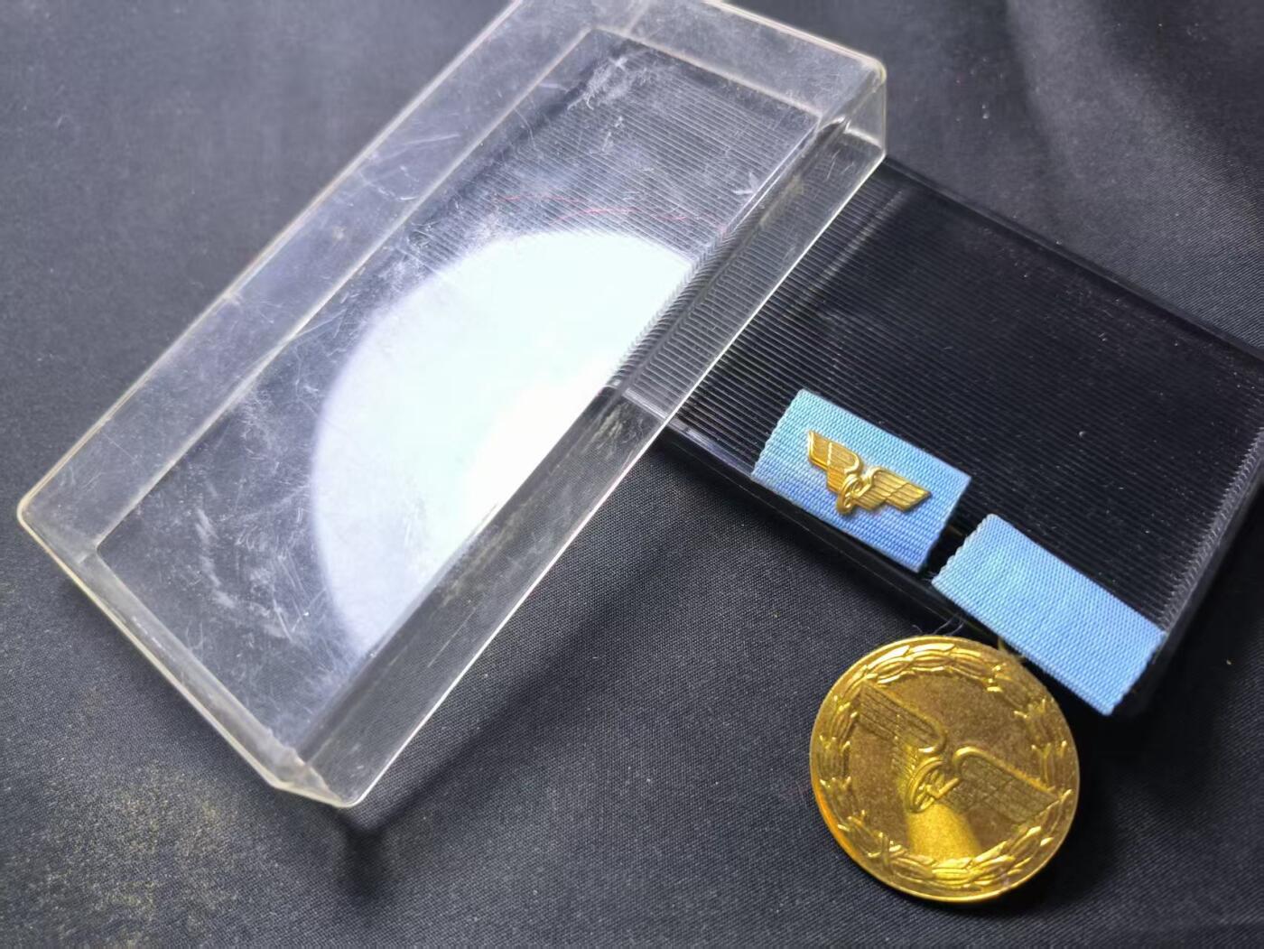 云宸嘉赏-勋臻佳藏四月精品甄选场次（低佣 一元一手） 民主德国DDR 国铁（国有铁路）金级忠诚服务奖章 全套带盒略 实体挂做工精美