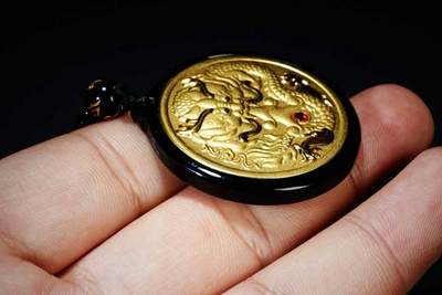 上海都达杂项专场102【全场包邮】  天然和田墨玉镶嵌镀金《祥龙吐珠》挂件 连墨玉链子96-190