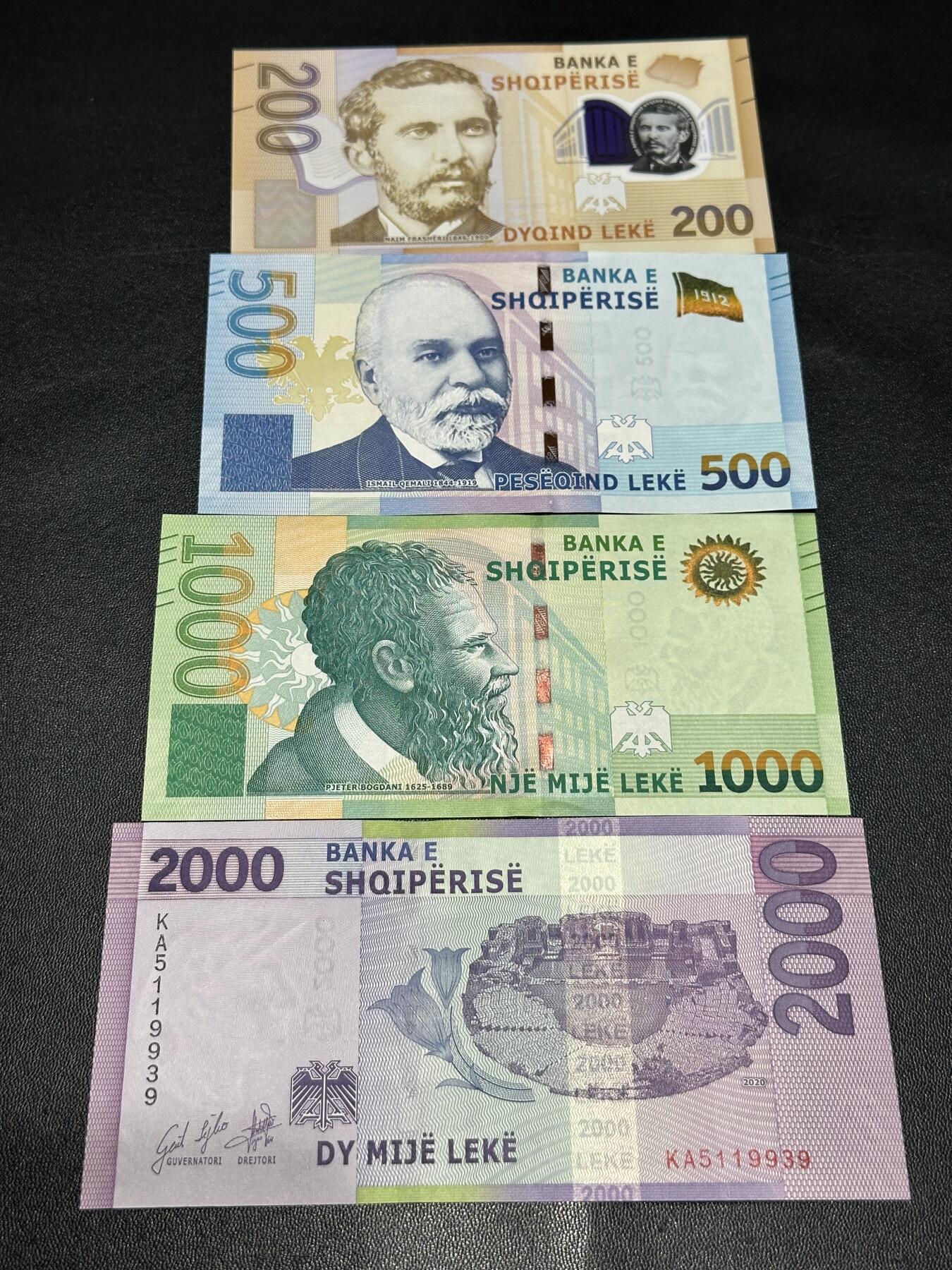 《外钞收藏家》第六百二十五期（精选场）（长期征集拍品、欢迎藏友们联系合作） 2022年阿尔巴尼亚200-1000列克 4张一起 全新UNC 全部是首发冠