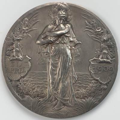 掌中浮雕-藏着的欧洲第057场 - NGC MS63 : 1909年荷兰朱莉安娜公主出生银章， 65mm ，111g，J.C.Wienecke雕刻.，原盒。背面人物是荷兰女王威廉明娜和丈夫海因里希