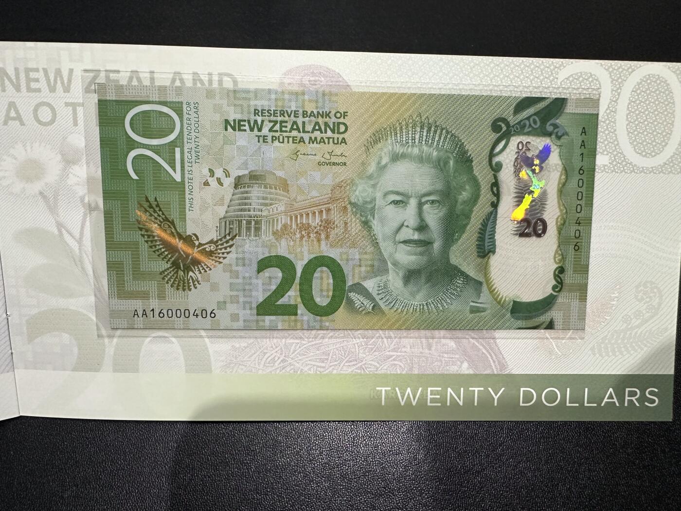 《外钞收藏家》第六百二十五期（精选场）（长期征集拍品、欢迎藏友们联系合作） 新西兰明亮版塑料钞5-100元 五张一起 AA冠 全同号 百位号406 全新UNC 原装册子