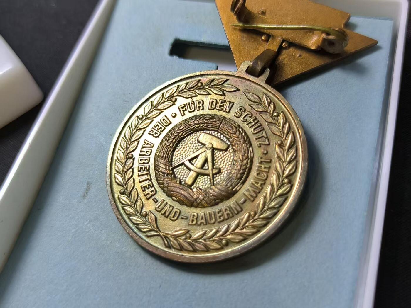 云宸嘉赏-勋臻佳藏四月精品甄选场次（低佣 一元一手） 民主德国人民军预备役军官奖章带盒 早期版五彩镀层非常漂亮