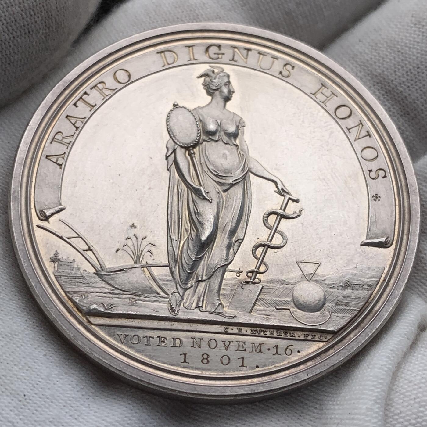 掌中浮雕-藏着的欧洲第057场 1801年英国农业委员会银奖章 ，48mm, 62g。C.H.kuchler雕刻。边缘刻获奖人：Mr Josh.Atkinson, 极罕！