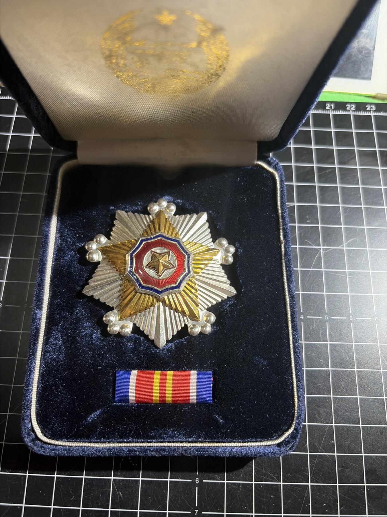 古冰库章牌勋赏收藏0起拍卖 稀少方盒 朝总联版烫金国徽盒二级国旗勋章带盒略
