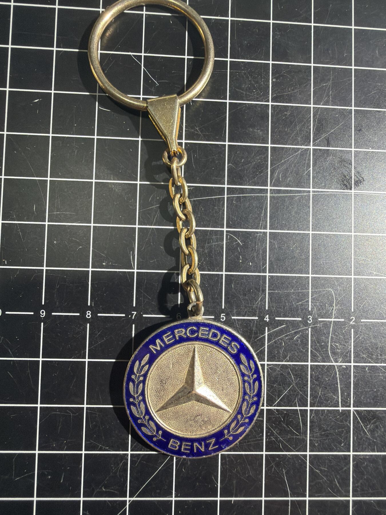 古冰库章牌勋赏收藏0起拍卖 老奔驰车标挂件徽章，车主买车一人一个