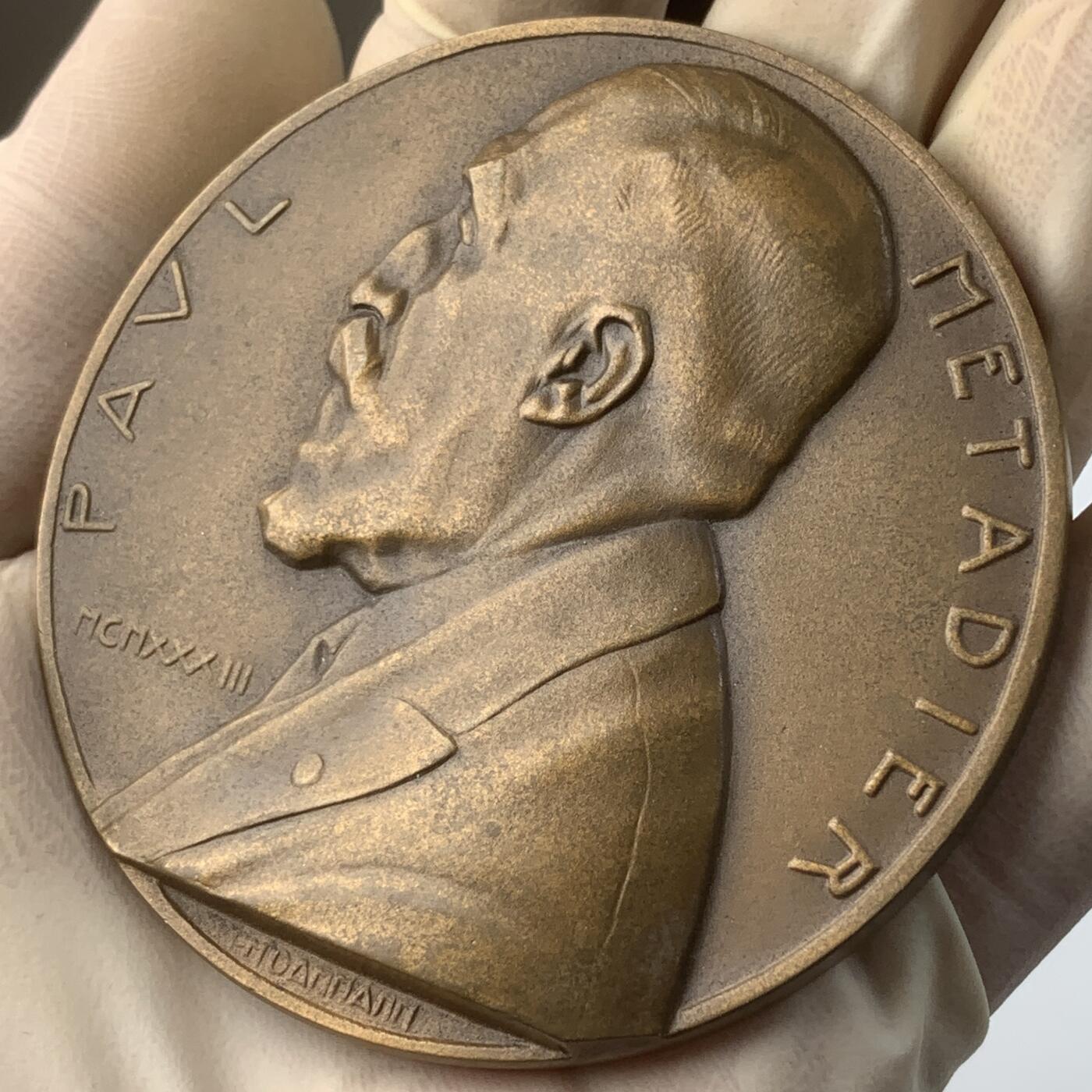 掌中浮雕-藏着的欧洲第057场 1933年法国医药协会保罗•梅塔迪尔（Paul Métadier 1872-1956）纪念铜章，70mm，  雕刻家：法国达曼 Paul Marcel Dammann.（1885—1939）