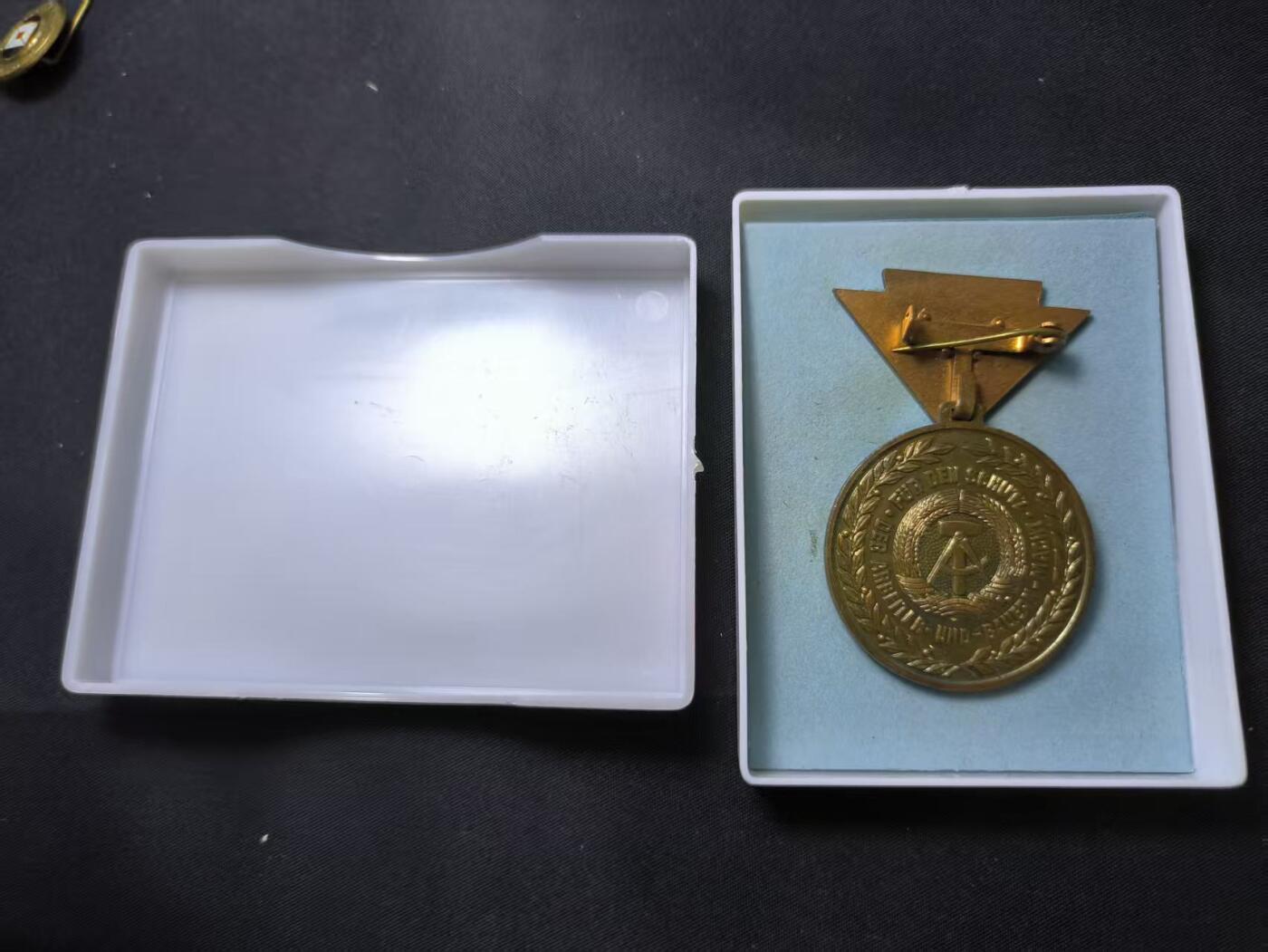 云宸嘉赏-勋臻佳藏四月精品甄选场次（低佣 一元一手） 民主德国人民军预备役军官奖章带盒 早期版五彩镀层非常漂亮