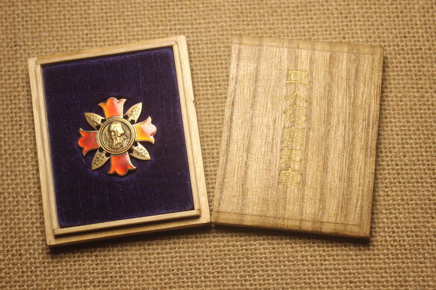 2026.4.11苏、日主题拍卖 军人伤痍章，战伤，银质镀金局部珐琅，轻微佩戴痕迹，珐琅轻微磕碰痕迹