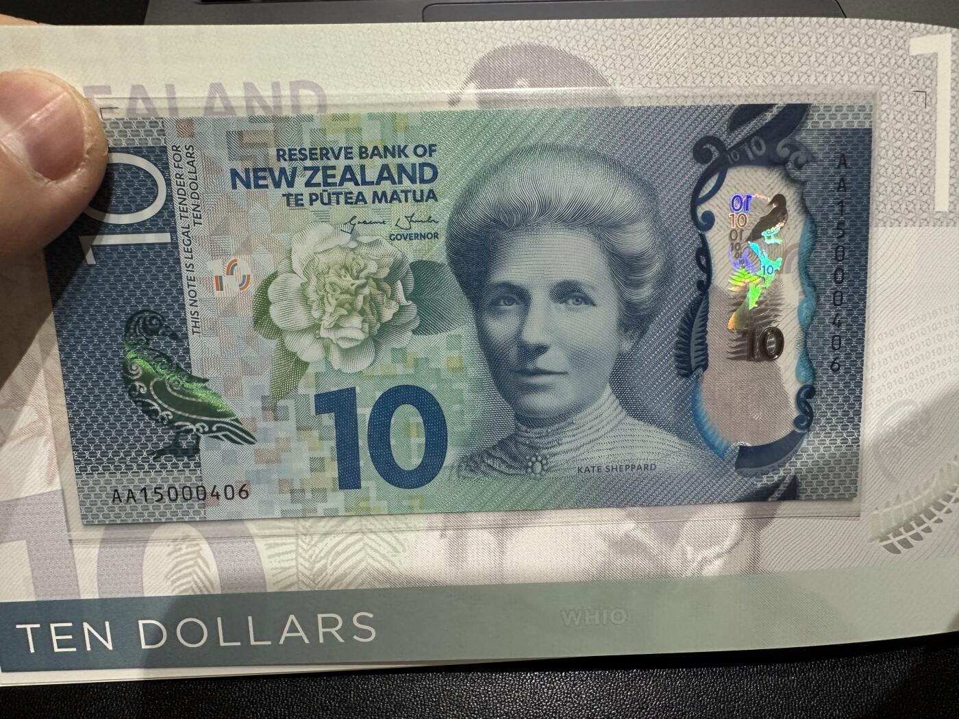 《外钞收藏家》第六百二十五期（精选场）（长期征集拍品、欢迎藏友们联系合作） 新西兰明亮版塑料钞5-100元 五张一起 AA冠 全同号 百位号406 全新UNC 原装册子