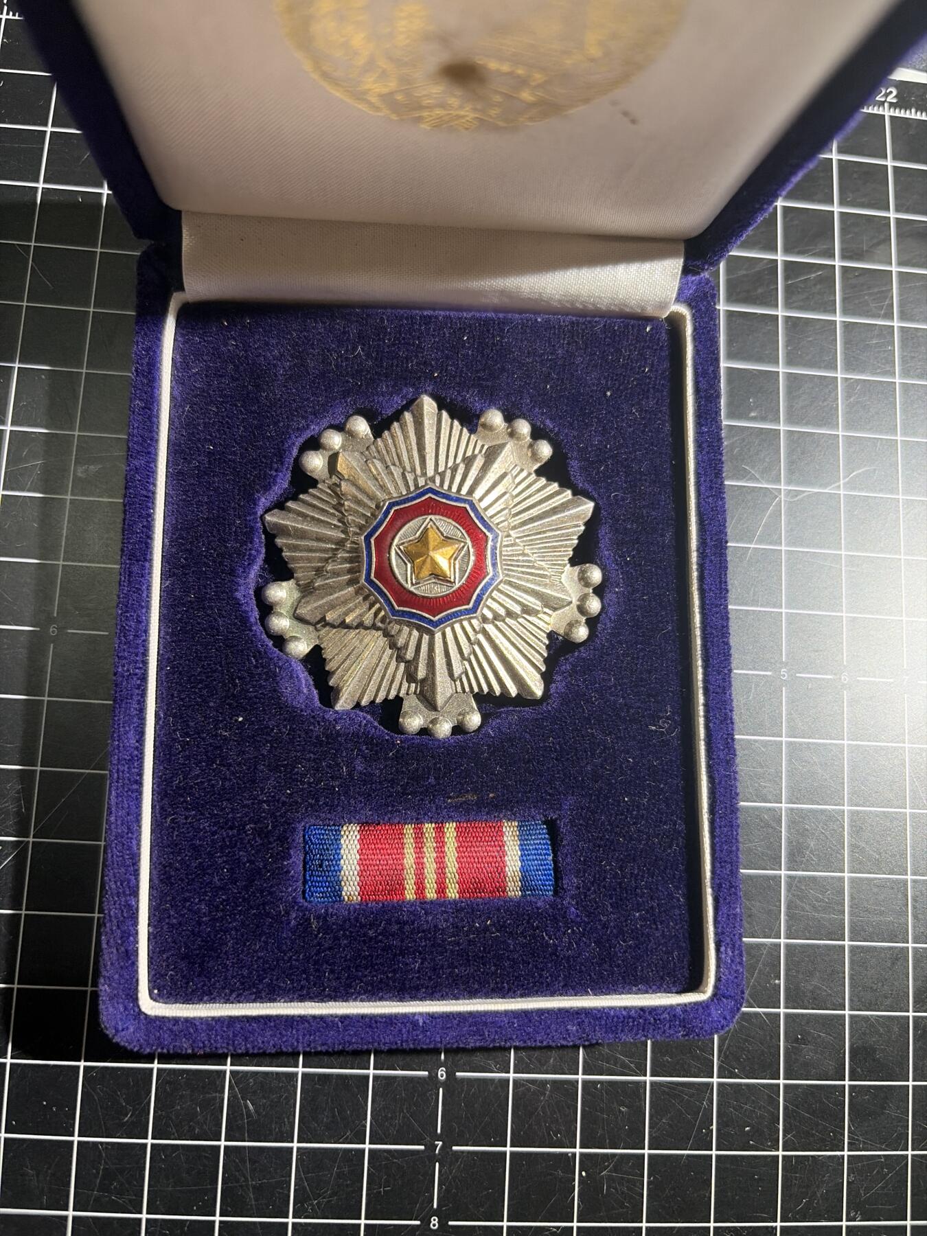 古冰库章牌勋赏收藏0起拍卖 稀少方盒 朝总联版烫金国徽盒三级国旗勋章带盒略