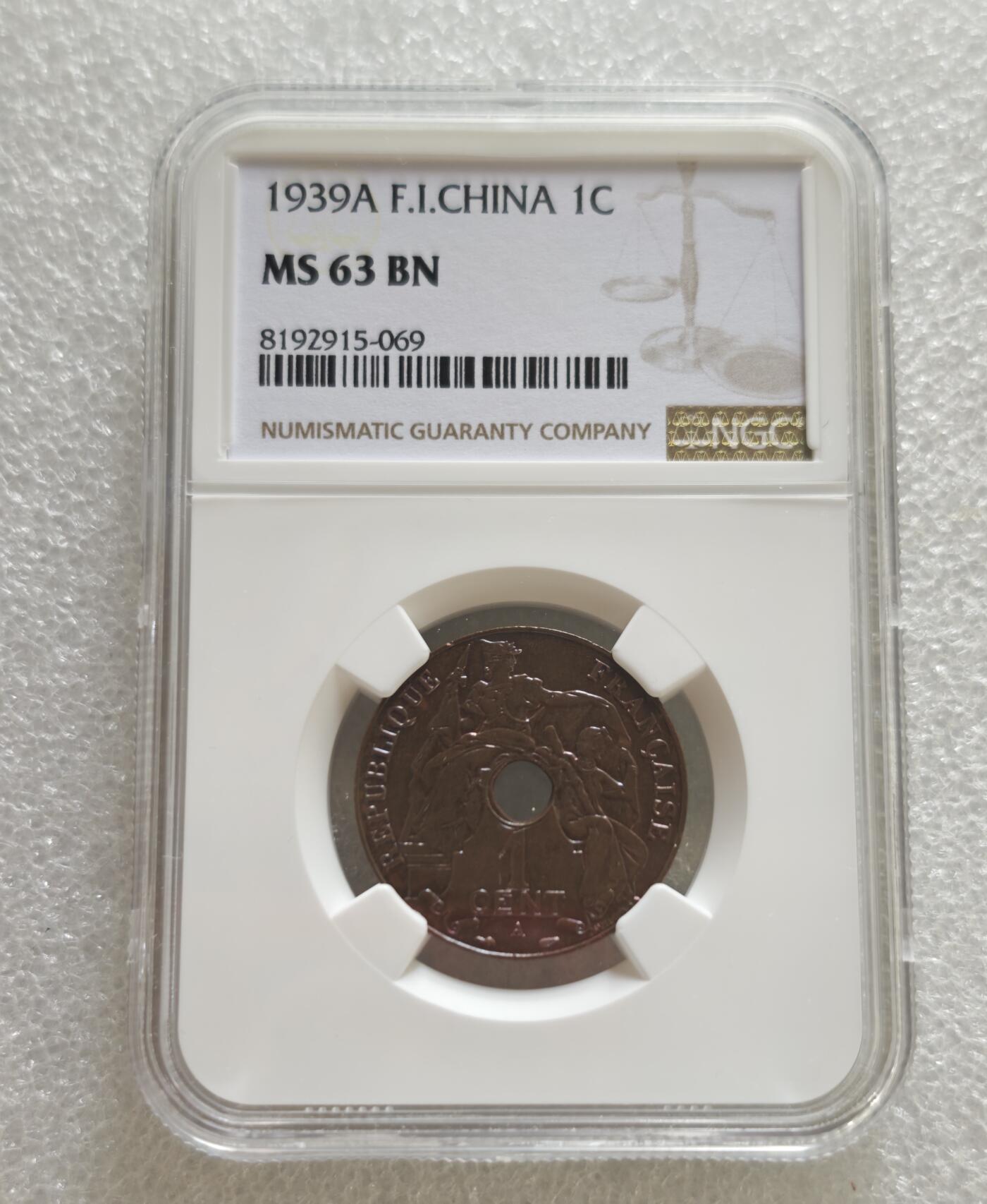 瓶子🏺第236期拍卖会  法属印度支那（French Indochina，今越南、老挝、柬埔寨地区）于1939年发行的百分之一分（1 Cent）圆孔铜币，由国际顶级钱币评级机构NGC（Numismatic Guaranty Company）评级为 MS 63 BN