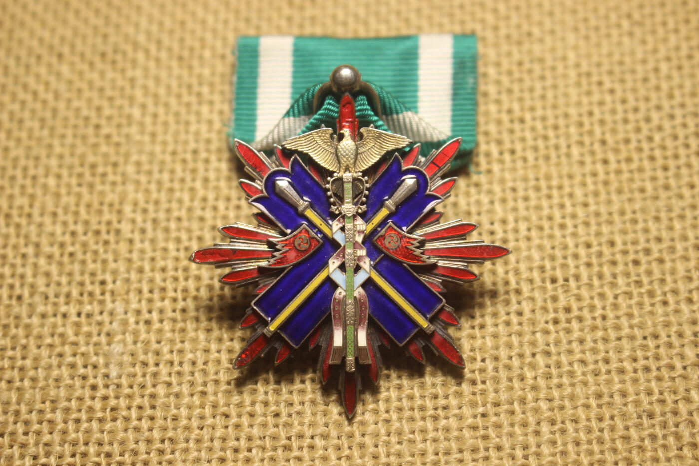 2026.4.11苏、日主题拍卖 五等金鵄章，昭和早式样，银质镀金，局部珐琅，日常佩戴品相，九点十二点方向红色珐琅修补，上挂仿品