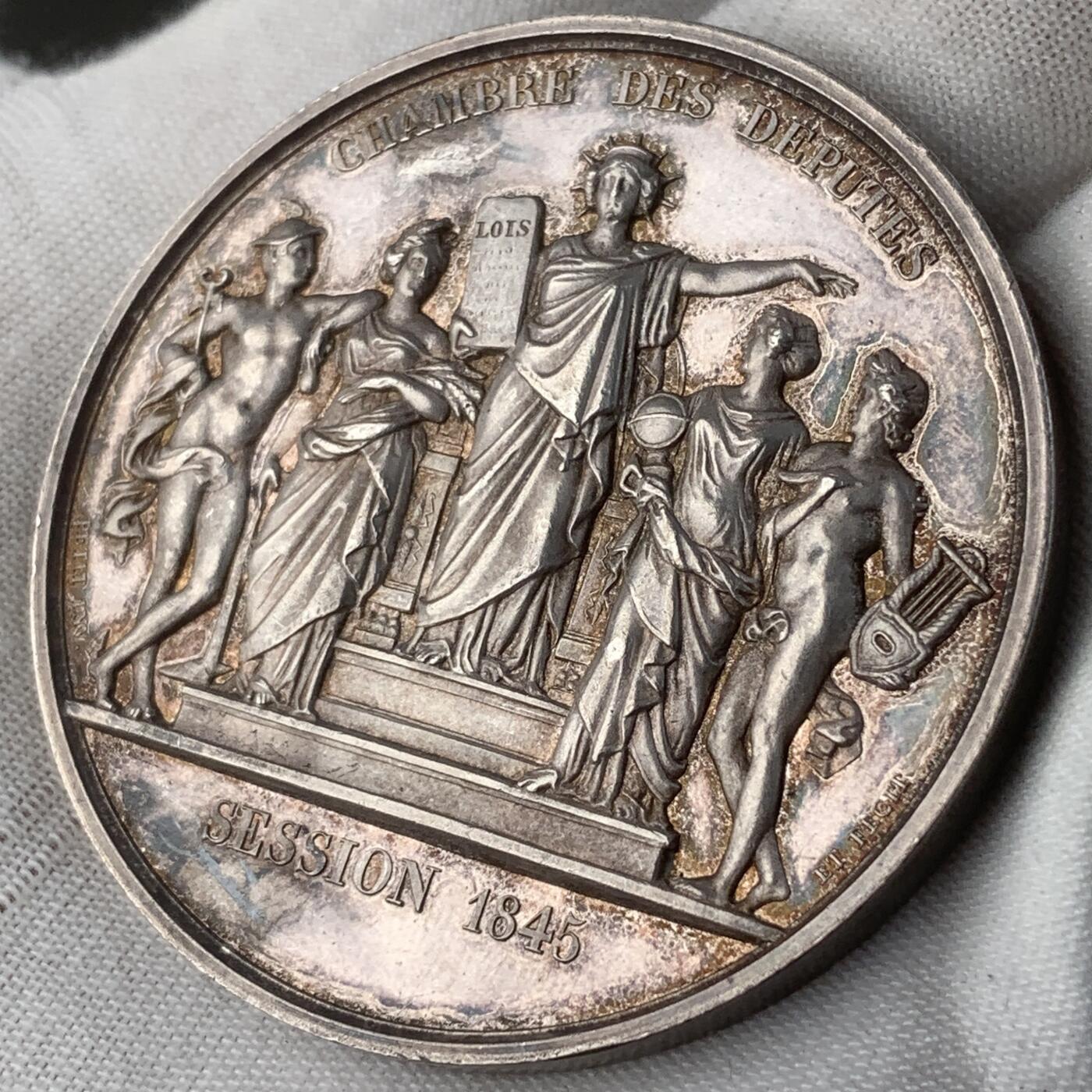 掌中浮雕-藏着的欧洲第057场 1845年法国奥尔良王朝众议院议员银质奖章，此奖章为法国众议院在每一届议会开幕时颁发，最早作为议员身份证明，后来成为惯例作为纪念发放。正面为法国国王路易.菲利普，52mm，73.5g，船首边铭，原铸