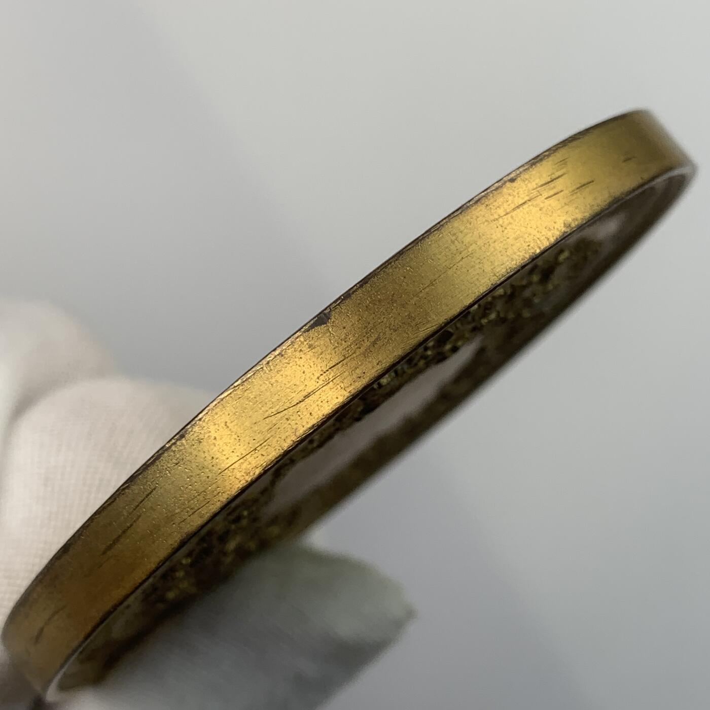 掌中浮雕-藏着的欧洲第057场 1890年西班牙欧洲科学博览会镀金铜章，带原盒（盒子有破损），71mm