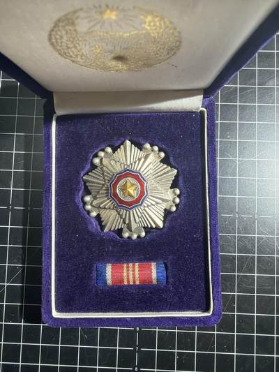 古冰库章牌勋赏收藏0起拍卖 - 稀少方盒 朝总联版烫金国徽盒三级国旗勋章带盒略