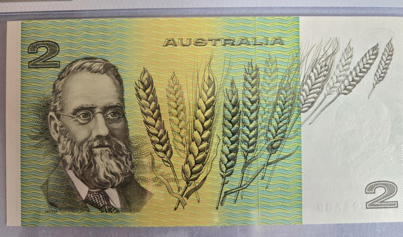 听雨轩（八十） 澳大利亚2澳元 pmg67 无347靓号正面印有澳大利亚政治家、企业家约翰·麦卡瑟的肖像，搭配装饰化绵羊图案，背面对应为农学家威廉·詹姆斯·法勒；1985