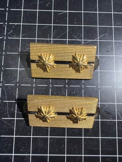 古冰库章牌勋赏收藏0起拍卖 - 日本警察领章一对