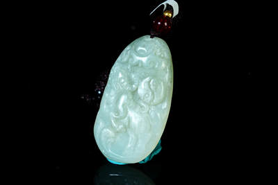 上海都达杂项专场六十九【全场包邮】 - 天然和田玉精雕《扭转乾坤》挂件 96-39