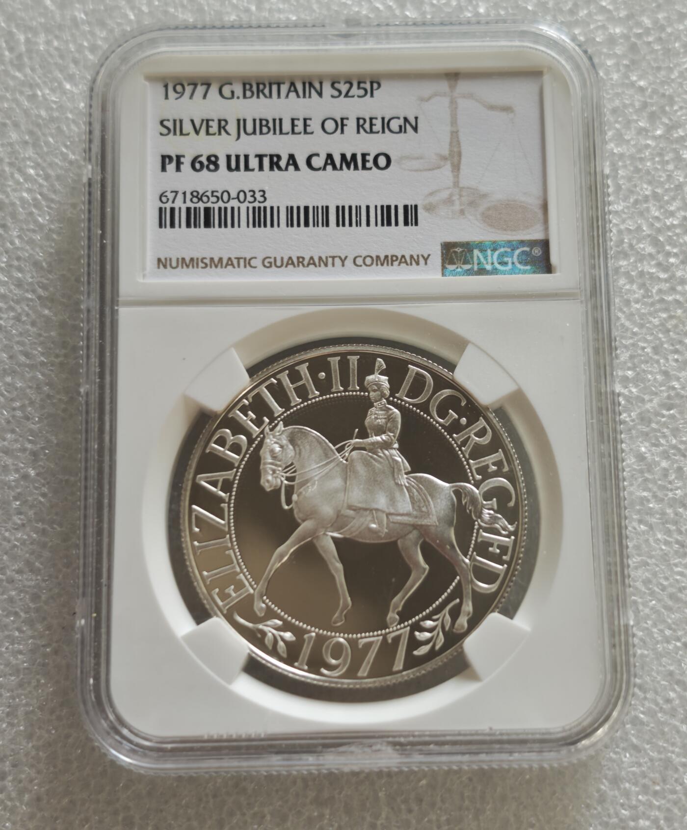 瓶子🏺第236期拍卖会  英国1977年伊丽莎白二世银禧纪念币（NGC PF68 Ultra Cameo）英国皇家铸币局（Royal Mint）发行的1977年伊丽莎白二世银禧纪念银币，封装于NGC（Numismatic Guaranty Company）国际顶级钱币评级机构的密封评级盒中，评级为PF 68 ULTRA CAMEO（精制未流通品，深度浮雕、高清镜面效果）
