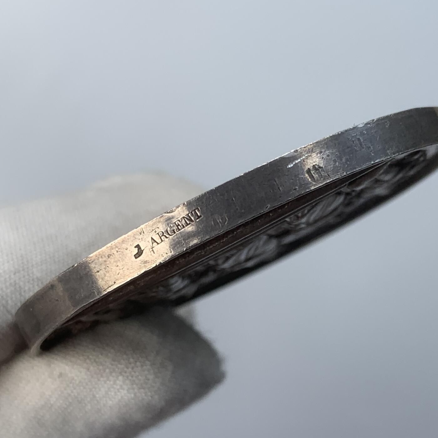 掌中浮雕-藏着的欧洲第057场 1845年法国奥尔良王朝众议院议员银质奖章，此奖章为法国众议院在每一届议会开幕时颁发，最早作为议员身份证明，后来成为惯例作为纪念发放。正面为法国国王路易.菲利普，52mm，73.5g，船首边铭，原铸