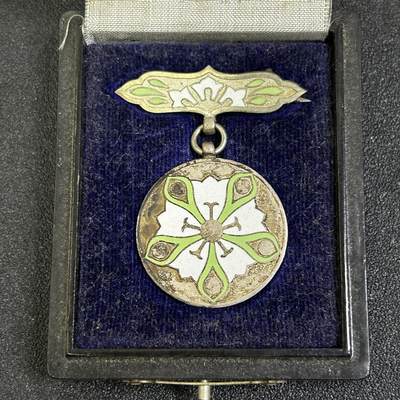 西秦中古拍卖第八十三期  - 不忘历史·抗战收藏 日本济生会绿叶特别会员章 带原盒 早期版本