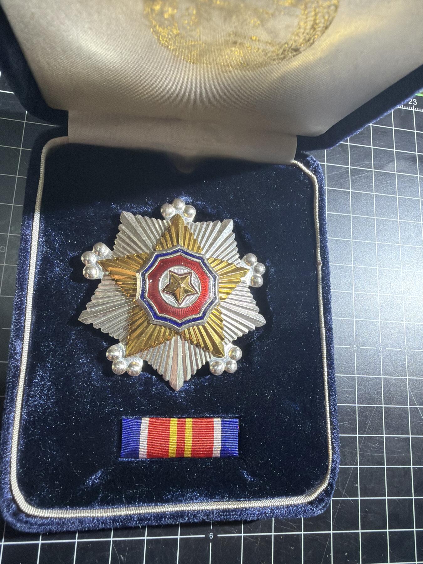 古冰库章牌勋赏收藏0起拍卖 稀少方盒 朝总联版烫金国徽盒二级国旗勋章带盒略