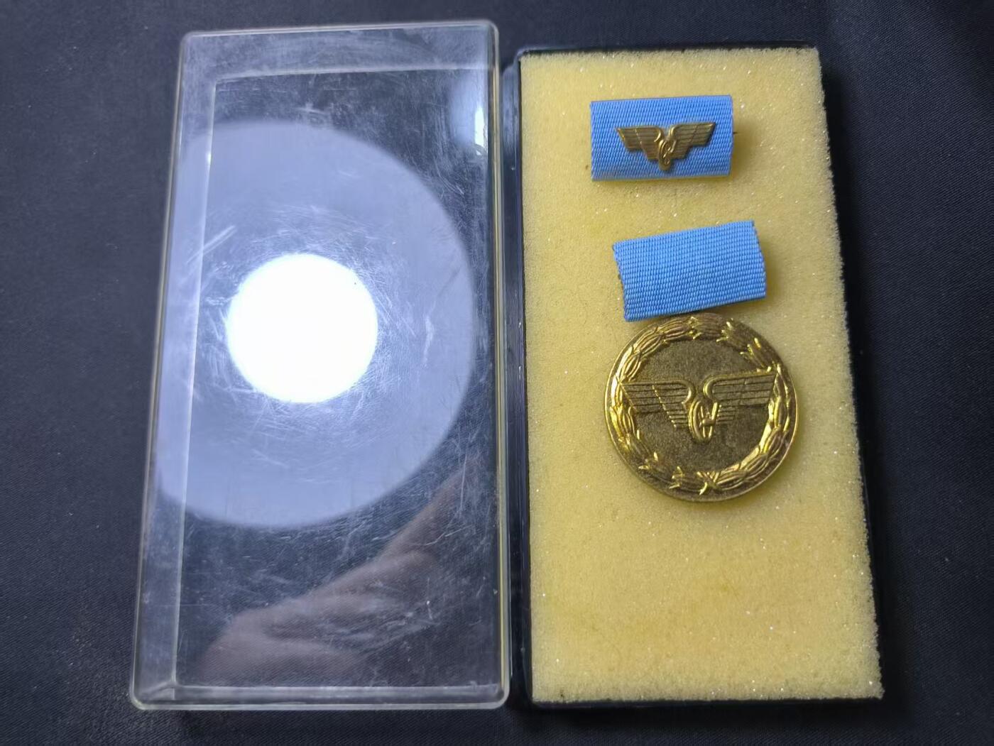 云宸嘉赏-勋臻佳藏四月精品甄选场次（低佣 一元一手） 民主德国DDR 国铁（国有铁路）金级忠诚服务奖章 全套带盒略 实体挂做工精美