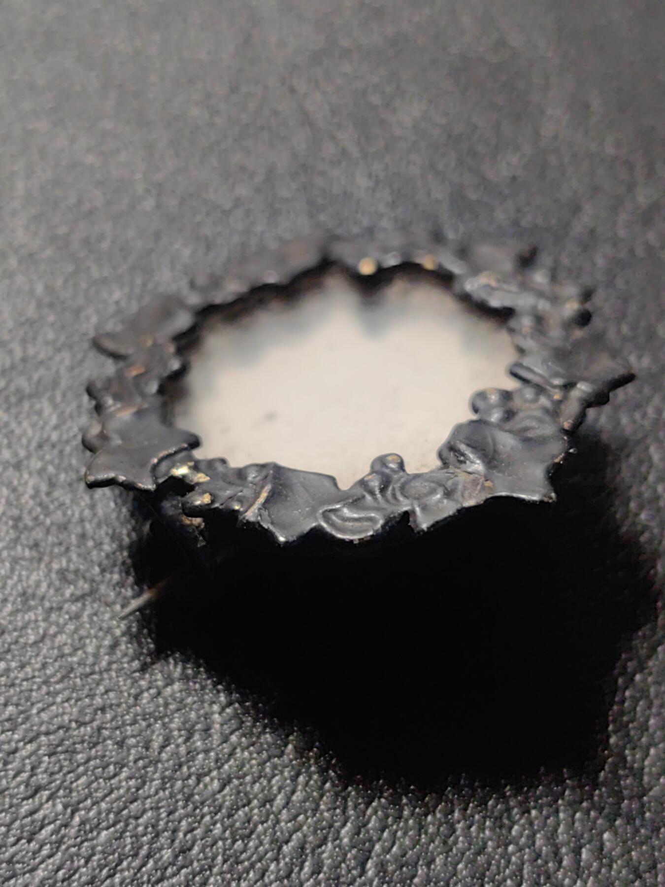 靖甫拍卖第九场 西欧花边玻璃框徽章 中间是玻璃盖 背面可以拆下放进去小照片或者硬币等