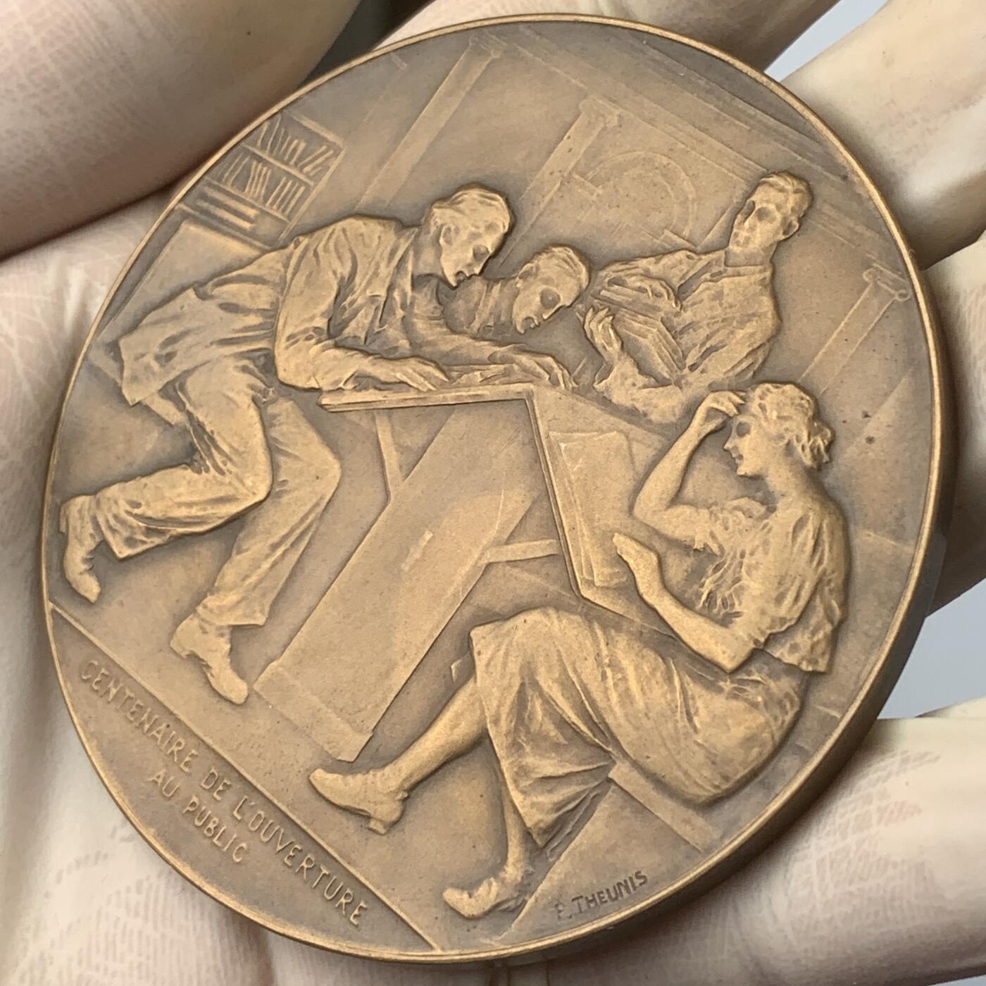 掌中浮雕-藏着的欧洲第057场 1940年比利时皇家图书馆公众开放一百周年纪念铜章，70mm；  比利时艺术勋章之友#69——Centenary of the openingof the royallibrary to the public  雕刻家：Pierre Theunis   