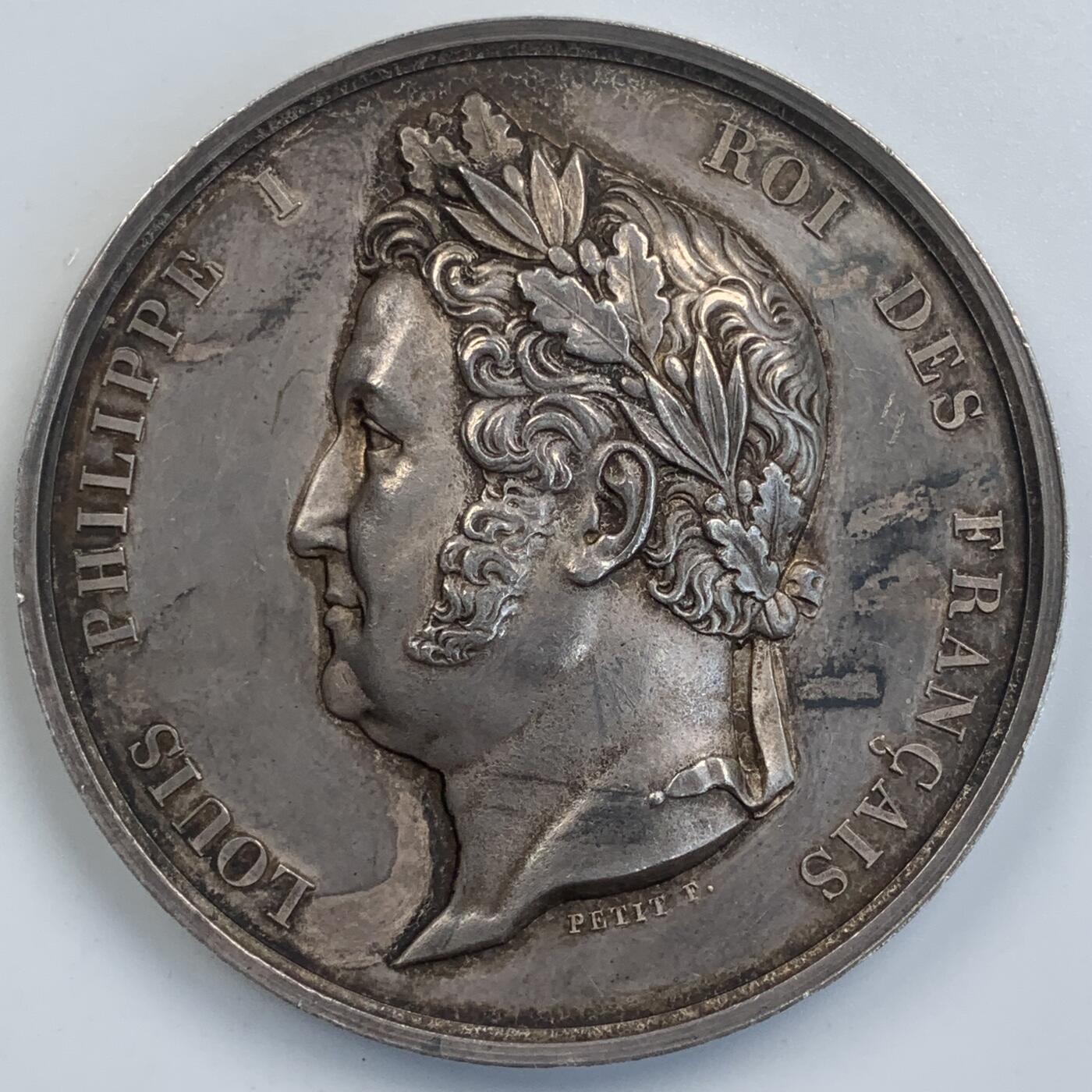 掌中浮雕-藏着的欧洲第057场 1845年法国奥尔良王朝众议院议员银质奖章，此奖章为法国众议院在每一届议会开幕时颁发，最早作为议员身份证明，后来成为惯例作为纪念发放。正面为法国国王路易.菲利普，52mm，73.5g，船首边铭，原铸