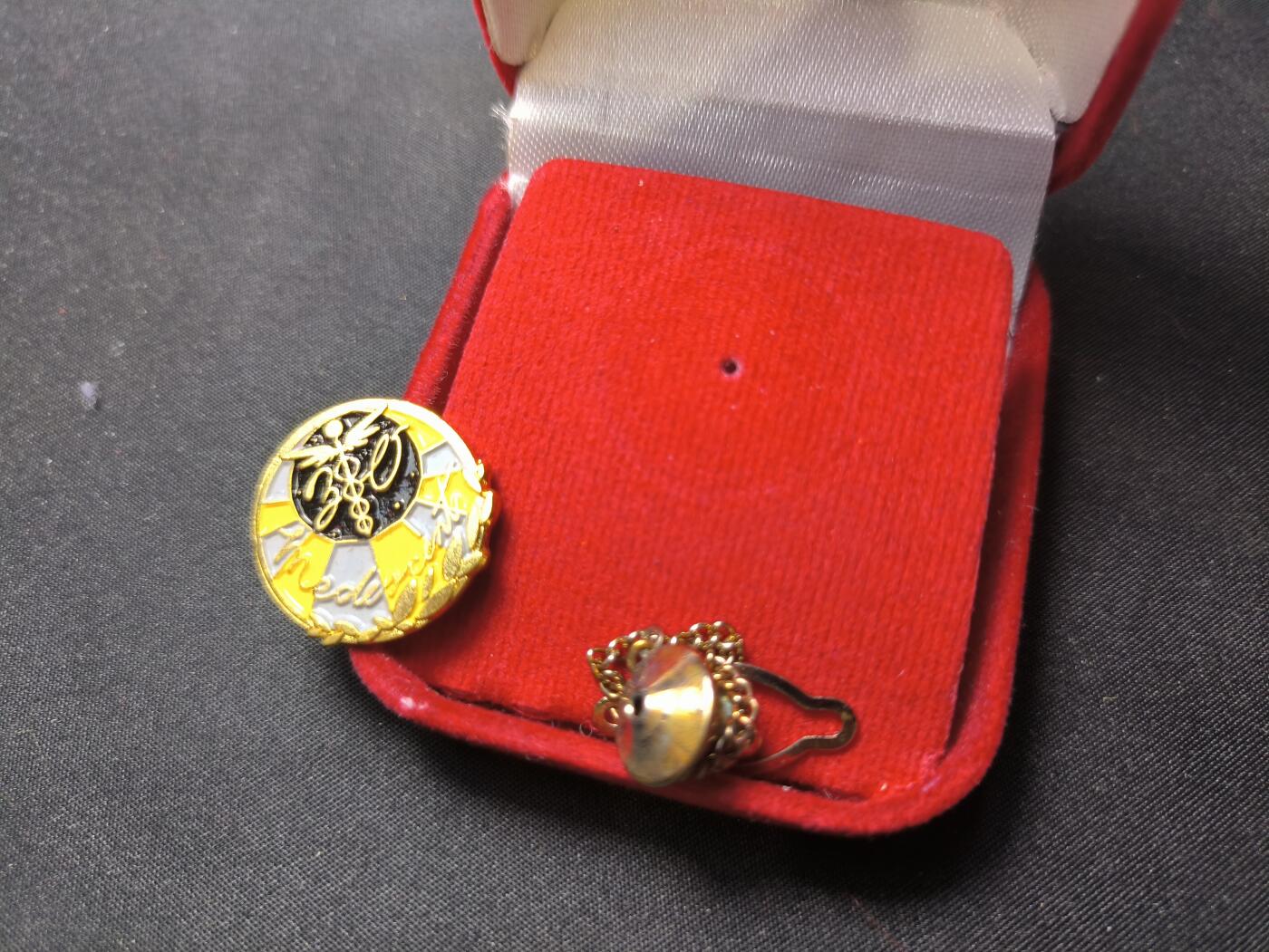 云宸嘉赏-勋臻佳藏四月精品甄选场次（低佣 一元一手） 泰王国高等医科大学毕业证章带原盒