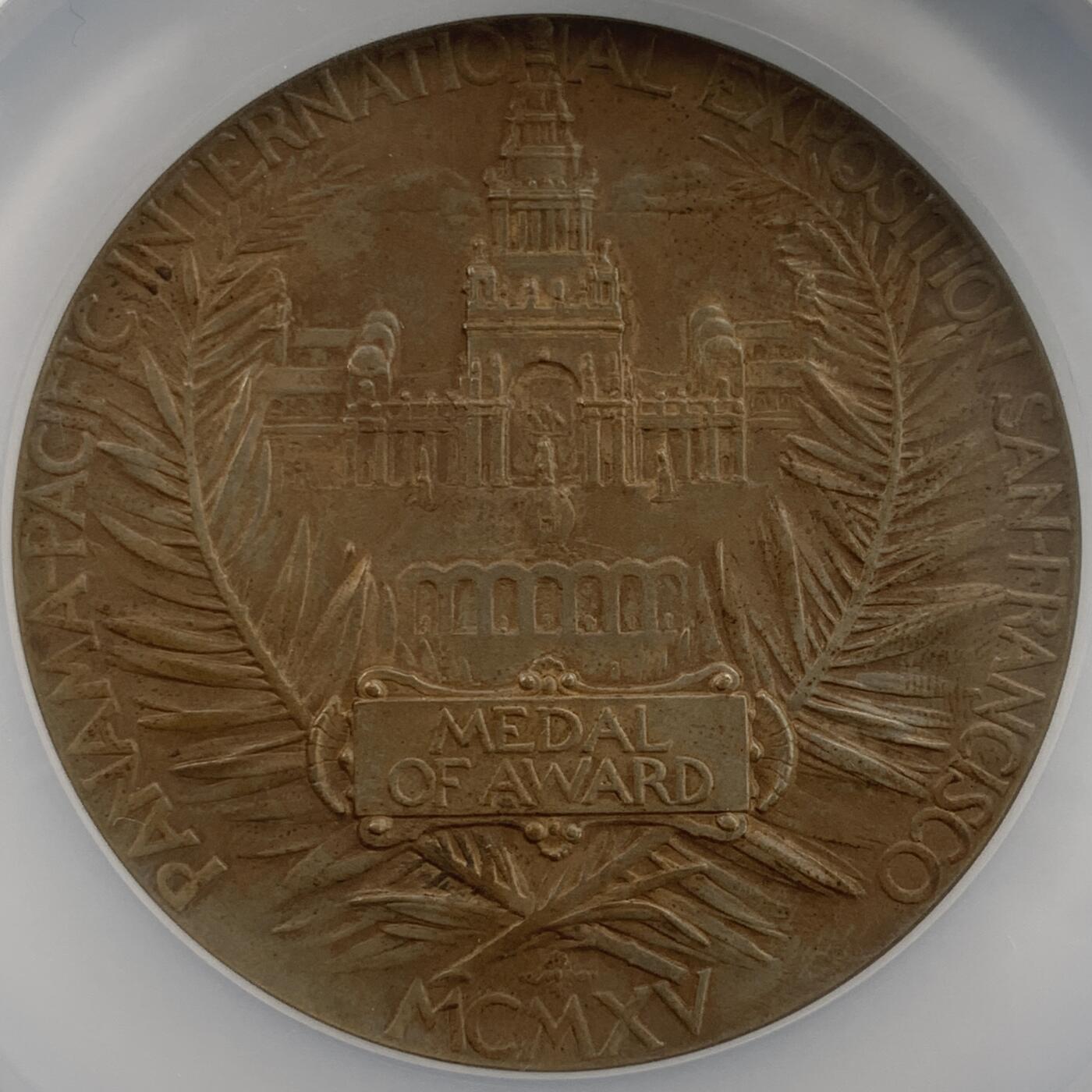 掌中浮雕-藏着的欧洲第057场 NGC MS62 : 1915年巴拿马世博会纪念铜章，70mm，末图引自中国山东烟台张裕葡萄酒博物馆墙图。张裕葡萄酒荣获1915年巴拿马世博会金奖。