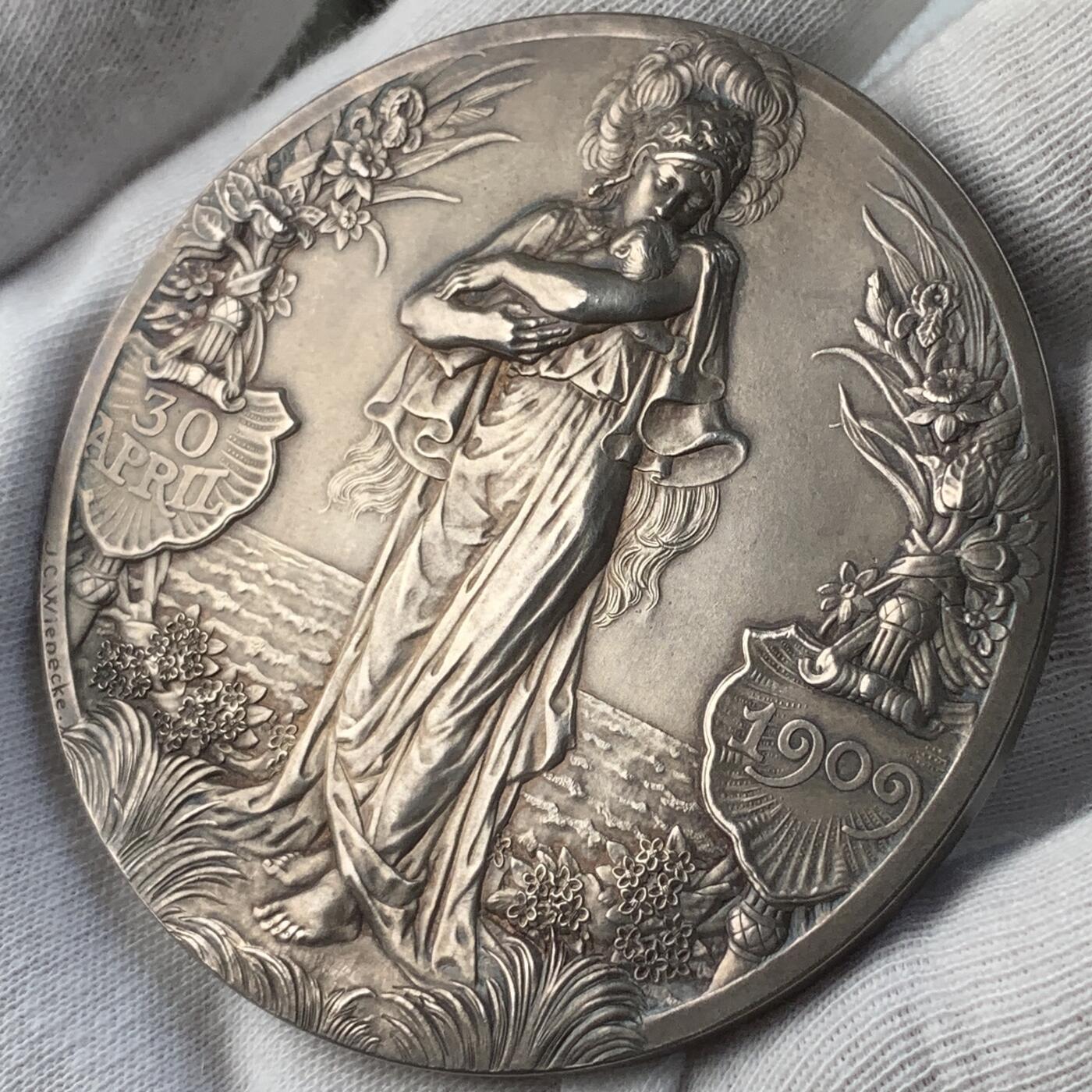 掌中浮雕-藏着的欧洲第057场 NGC MS63 : 1909年荷兰朱莉安娜公主出生银章， 65mm ，111g，J.C.Wienecke雕刻.，原盒。背面人物是荷兰女王威廉明娜和丈夫海因里希