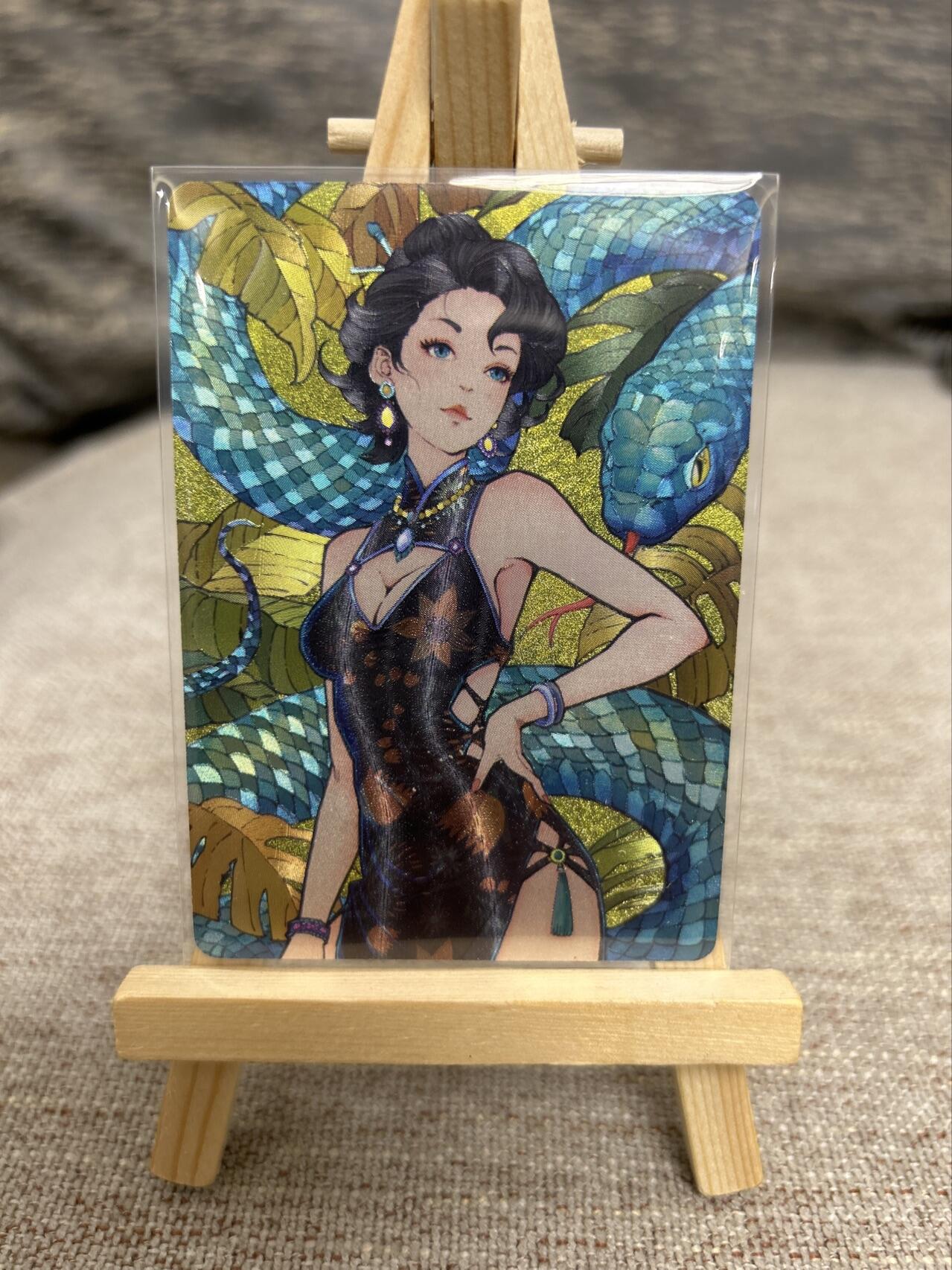 喜灰玩卡拍卖第七期，接拍品0佣金，欢迎送拍，释放现金流，让自己有资金可以购买更多喜欢的卡牌，让别的卡友能淘到更多心仪的卡牌 【限编040/399】小花瓣 老肥羊、小安老师绘 乙巳蛇年粗闪卡