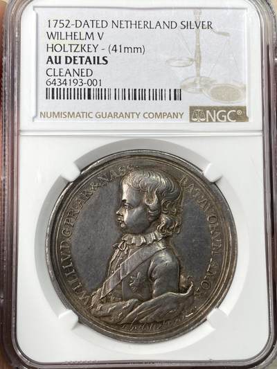 万国钱币拍卖第065期 - NGC AUD 1752年尼德兰总督威廉五世纪念安妮长公主摄政大银章 罕见荷兰早期品种 1751年尼德兰总督拿骚-迪兹-奥拉尼亚威廉四世逝世后年仅3岁的威廉五世继位 并由安妮公主摄政 她推行中央集权政策并转向英德联盟引发国内争议 威廉五世作为尼德兰最后一任总督至1795年联省共和国执政体制结束保留亲王头衔于1806去世 他的儿子威廉六世即是荷兰王国的开创者威廉一世