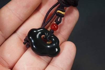 上海都达杂项专场102【全场包邮】  天然黑曜石祥云锁吊坠挂件 附鉴定证书96-269