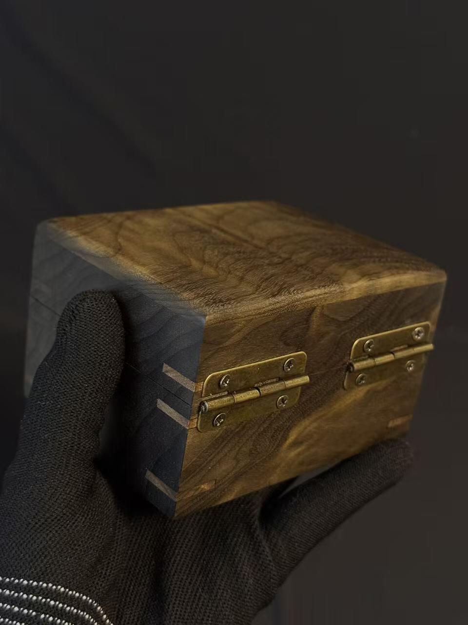 零元拍：精工手做金丝楠阴沉木满水波满纹满金丝首饰盒/品香盒，尺寸：100.5/79.5/61MM。