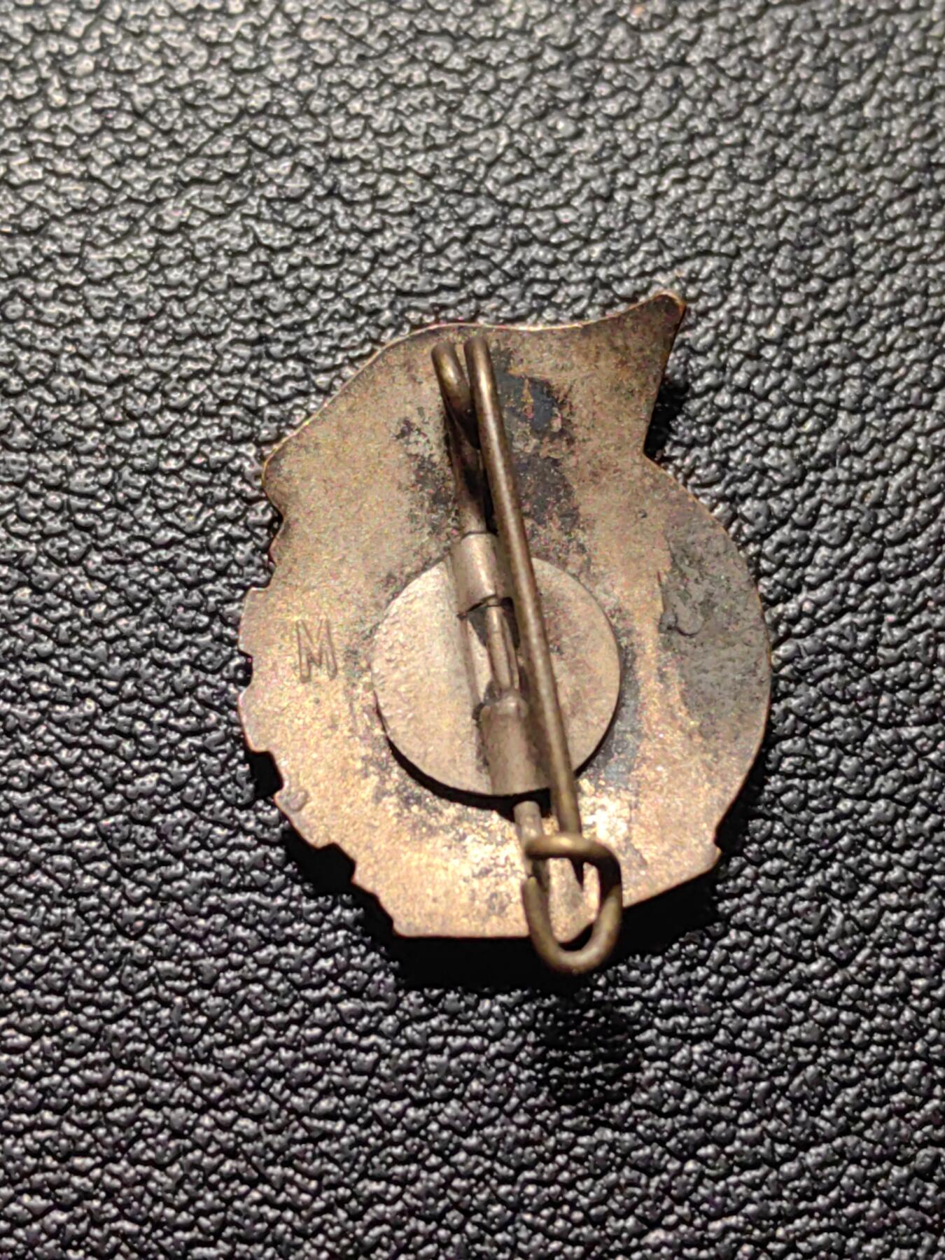 靖甫拍卖第九场 罗马尼亚中央劳动总工会证章 铜珐琅很精致