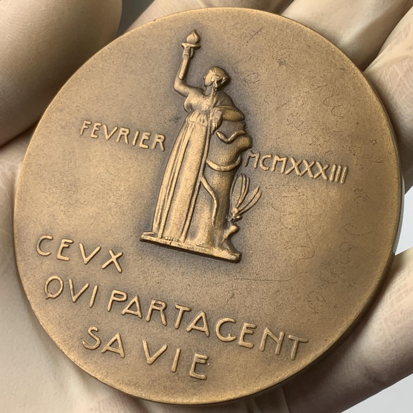 掌中浮雕-藏着的欧洲第057场 1933年法国医药协会保罗•梅塔迪尔（Paul Métadier 1872-1956）纪念铜章，70mm，  雕刻家：法国达曼 Paul Marcel Dammann.（1885—1939）