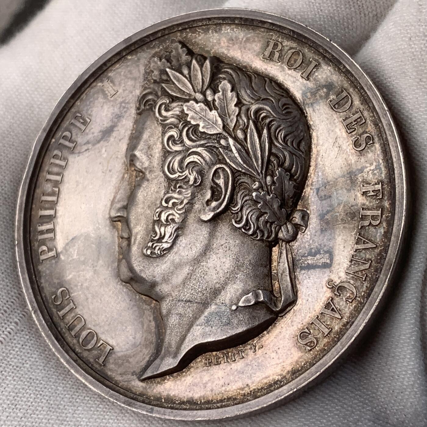 掌中浮雕-藏着的欧洲第057场 1845年法国奥尔良王朝众议院议员银质奖章，此奖章为法国众议院在每一届议会开幕时颁发，最早作为议员身份证明，后来成为惯例作为纪念发放。正面为法国国王路易.菲利普，52mm，73.5g，船首边铭，原铸